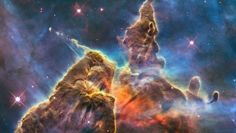 Космическа снимка, която надминава въображението на всеки художник - стълб от газ и прах, висок 3 светлинни години, който е "изяден" от блестящата светлина от близките звезди 