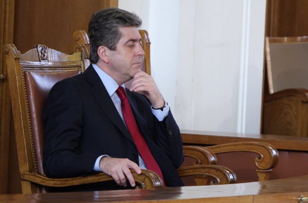 Георги Първанов - държавният глава с два мандата на "Дондуков" 2, слушаше с интерес 40-минутната реч на Плевнелиев