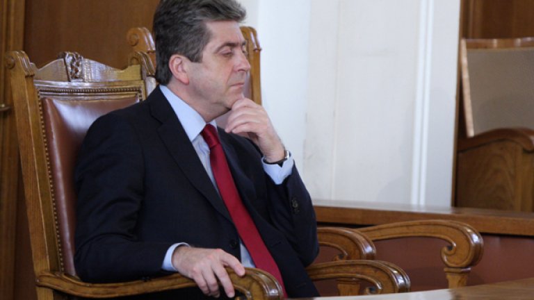 Георги Първанов - държавният глава с два мандата на "Дондуков" 2, слушаше с интерес 40-минутната реч на Плевнелиев