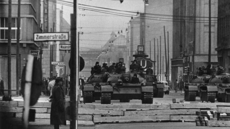 Танкове край граничен пункт в Берлин през 1961 г