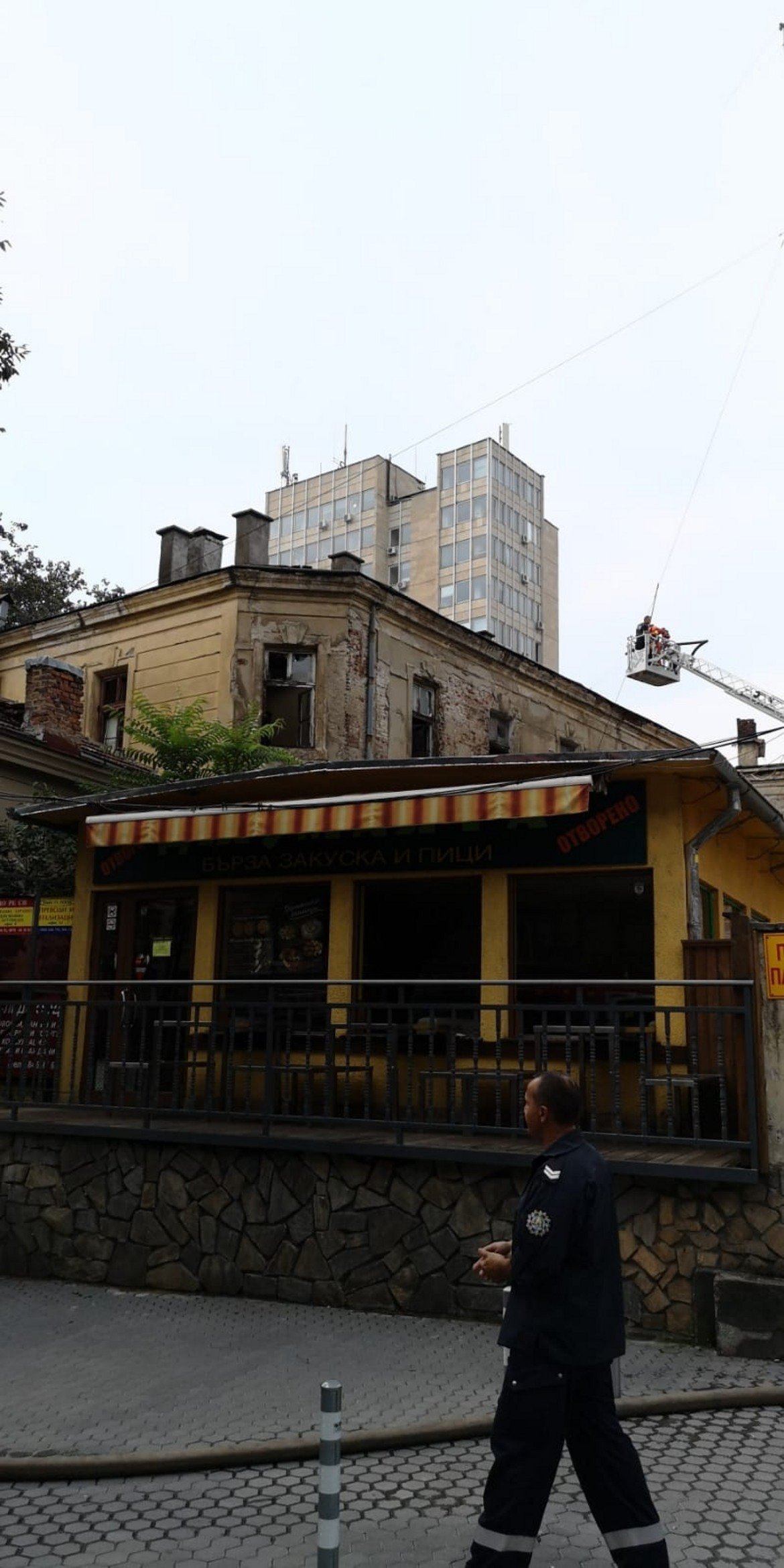 Пожар избухна в "Царските конюшни" в София (обновена)