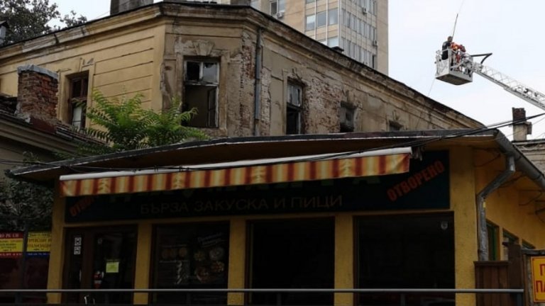 Пожар избухна в "Царските конюшни" в София (обновена)