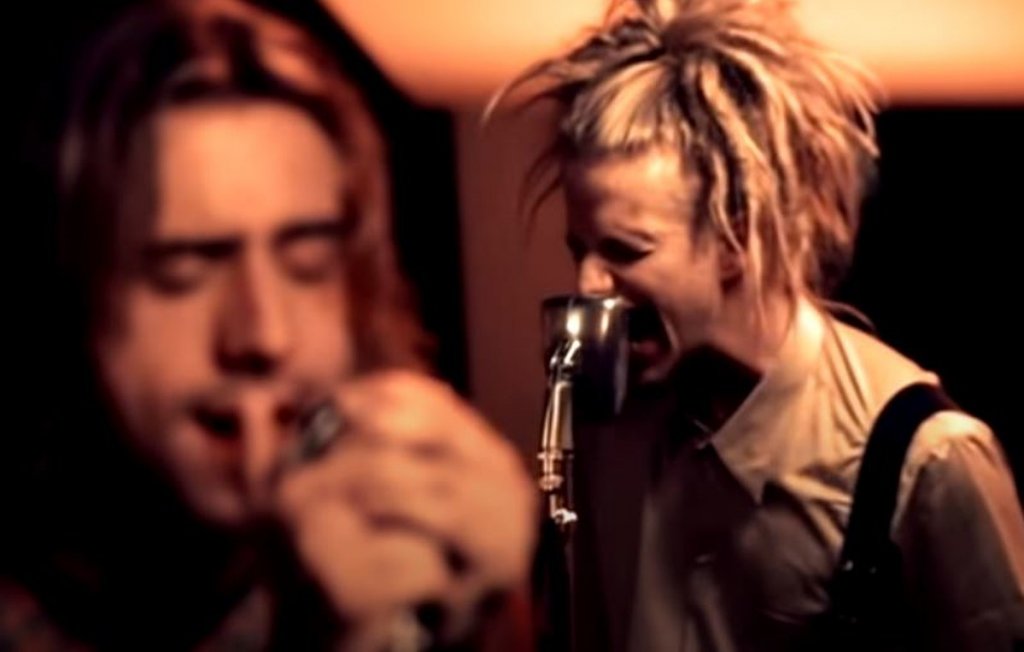 Tantric - Breakdown 
Към 2001 г. грънджът е изпаднал в състояние на почти хибернация, след като толкова много музиканти от сцената са си отишли, докато другите вече изживяват усещането от изчерпващите се идеи след силното десетилетие на 90-те. Затова е време за постгрънджа. И Tantric е едно добро, макар и не особено задържало се във времето попълнение, което запълва празнината.