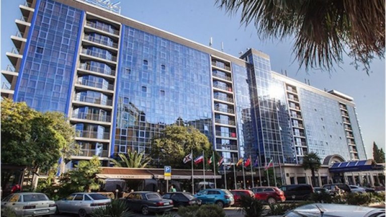 Първа линия, шест етажа, фитнес, външен и вътрешен басейн, спа, паркинг, малък частен зелен парк, гурме ресторант, суши ресторант, панорамен салон, плаза бар, пура бар, пиано бар, айриш пъб, нощен клуб, руска гостилница, етно кът, немска бирария...