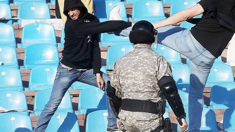 Феновете на двата отбора се сбиха на Източната трибуна, която отговаря но сектор "В" на стадион "Васил Левски" - тази между ултра секторите на червено-бели и черно-бели.