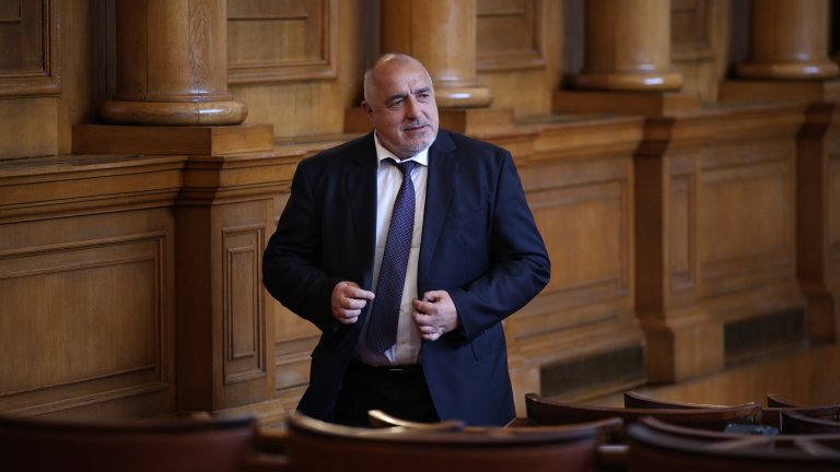 Да приемеш с усмивка понижението от премиер до депутат.