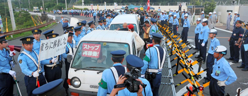 Охрана пазеше входовете около централата