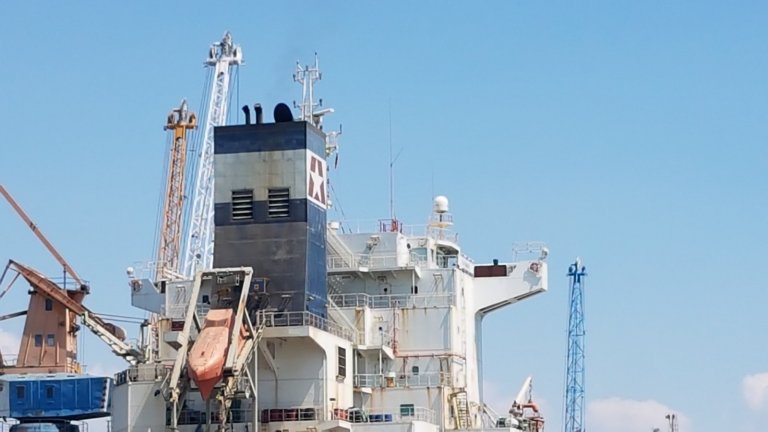 Екипажът остава под карантина, докато е на българска земя