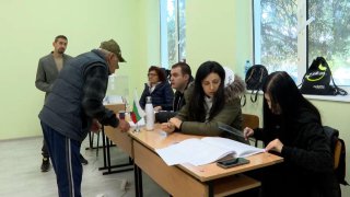 Два луксозни автомобила са спрени за обиск