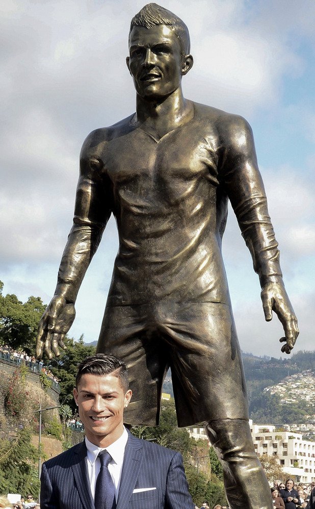 Преди година КР7 се сдоби с огромен паметник приживе в родния си град Функал в Португалия. 

Освен пресиления жест обаче видимо впечатление прави "щедростта" на майсторите при изработката на хм... шортите на Кристиано Роналдо.