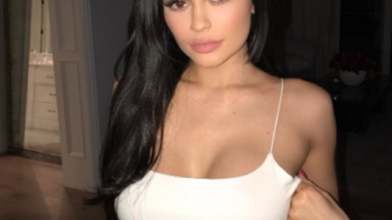 3. Кайли Дженър - 166,5 млн. долара
Най-младата от сестрите Кардашиян-Дженър - Кайли Дженър, заема място на трето място след основаването на козметичната си империя. Допълнително с това цялото семейство се радва на общ брой от 110 млн. последователи в социалните мрежи, които редовно монетизират в реклама. Сега обаче най-малката сестра се превръща в един може би най-младия американски милиардер.