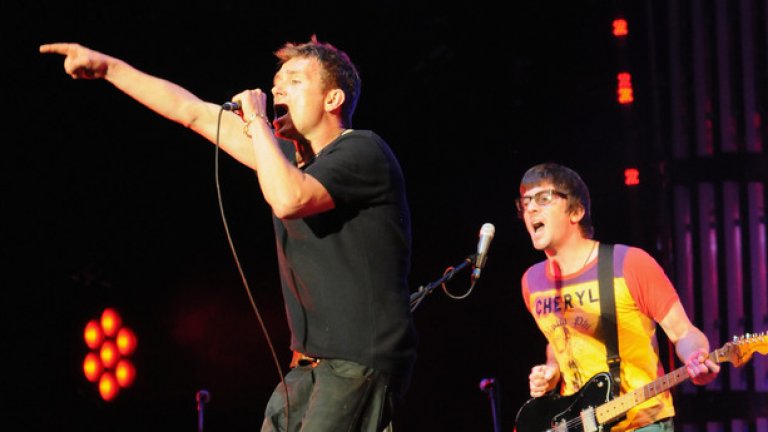 Blur 
Бандата от Есекс избледня с годините, но не достатъчно, за да престане да бъде една от най-значимите британски групи изобщо. Завръщането им тръгна от концерт през 2009-та година в Хайд Парк, последваха спорадични появи по фестивални сцени, и накрая – брилянтният нов албум „The Magic Whip“, вдъхновен от Хонконг. Той излезе през април тази година, а музикалните критици го окачествиха като най-добрата продукция на Blur.
 The Magic Whip е триумфално завръщане, което запазва идентичността на класическите Blur и добавя идеите, натрупани по отделно от четворката през последното десетилетие. Бандата не звучи като преоткрила себе си, а по-скоро като узряла и обогатена с нови нюанси в музиката си.