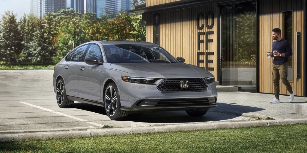 Honda AccordИ докато сме на темата „Honda”, няма как да пропуснем и Honda Accord 2026. Тя е изградена на нова, по-дълга база, което предоставя повече пространство и на двата реда седалки. Въпреки това седанът не губи елегантния си вид и разпознаваемата муцуна.