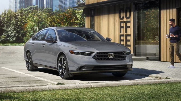 Honda AccordИ докато сме на темата „Honda”, няма как да пропуснем и Honda Accord 2026. Тя е изградена на нова, по-дълга база, което предоставя повече пространство и на двата реда седалки. Въпреки това седанът не губи елегантния си вид и разпознаваемата муцуна.