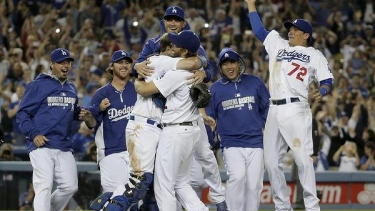 6. Лос Анджелис Доджърс (бейзбол) - 2 милиарда долара. Новият индивидуален тв договор на клуба е 25-годишен с Тайм Уорнър и е за общо 8,35 милиарда долара.