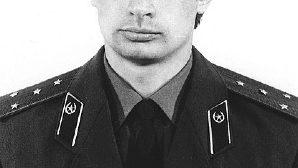 Vladimir_Putin_in_KGB_uniform