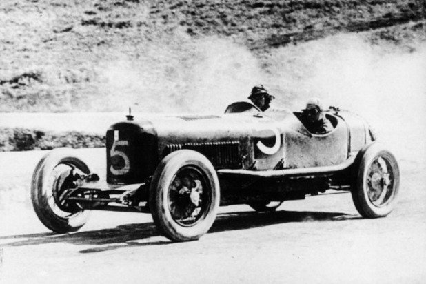 Алфиери Мазерати и Гуерино Берточи в Maserati Type 26 на състезание в Сицилия, 1926-та. Победители в клас с двигател 1,5 литра