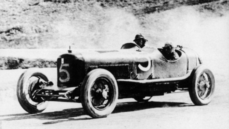 Алфиери Мазерати и Гуерино Берточи в Maserati Type 26 на състезание в Сицилия, 1926-та. Победители в клас с двигател 1,5 литра