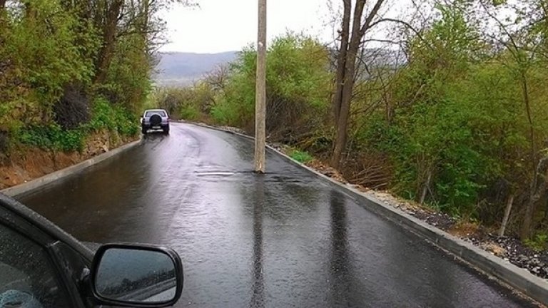 Оказва се, че кметицата на Община Трън Станислава Асенова, под чиято отговорност пада поддръжката на участъка, не вижда непосредствена опасност от катастрофи. "Само ако човек иска да се самоубие, може да стане инцидент".