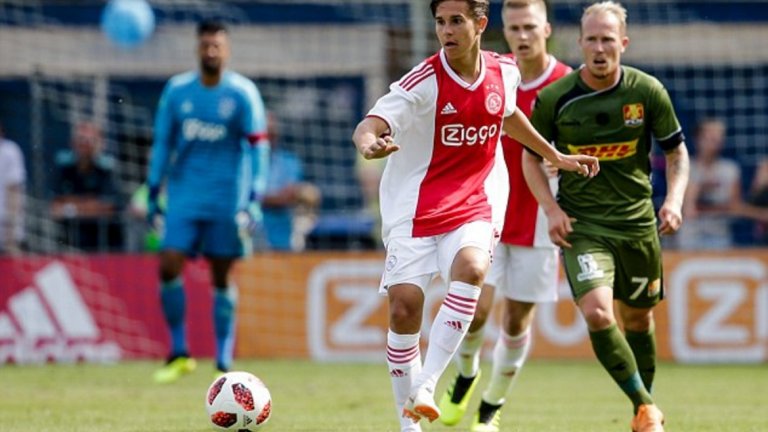 Виктор Йенсен - 18-годишен, атакуваща полузащитник (Аякс)
Амстердамци винаги са разчитали на свежа и качествена кръв от школата си. Йенсен обаче бе привлечен от Копенхаген за 2.5 млн. евро през миналата година. Халфът играе с двата крака и е отличен дрибльор, което води до сравнения със сънародника му Кристиан Ериксен. Очаква се през новия сезон да направи дебют за първия тим на Аякс.