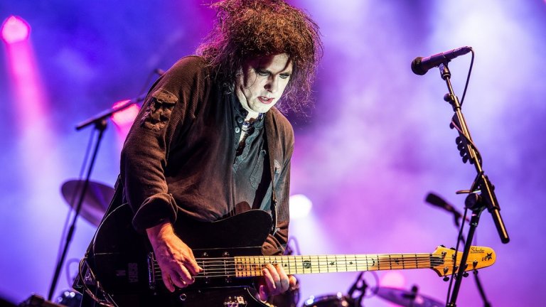 The Cure
The Cure също си взеха дълга почивка през миналото десетилетие, но двигателят на групата Робърт Смит разкри, че се работи по цели три нови албума. Миналата година The Cure бяха хедлайнери на Гластънбъри и станаха най-търсената в Google британска банда, така че времето за нов материал определено е дошло. Поклонниците на готик рока тръпнат в очакване.