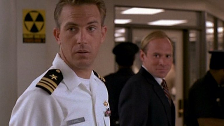 "Без изход" (No Way Out, 1987 г.)
Политическият трилър залага на шпионския елемент и надцакването между КГБ и ЦРУ. Лейтанантът от Военноморските сили на САЩ Том Фаръл (Кевин Костнър) неуспешно се опитва да бъде прехвърлен в Пентагона, но за сметка на това успешно се сдобива с красива любовница. Проблем се оказва това, че тя всъщност вече има връзка с неговия нов началник. Този любовен триъгълник се заплита още повече около издирването на таен агент на КГБ, който предполагаемо се опитва да се добере до американски тайни. И дори само заради обратите в него, "Без изход" е добра идея за първо или повторно гледане.