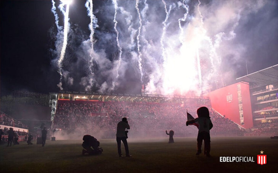 Огромен огнен лъв се разходи на стадион в Аржентина