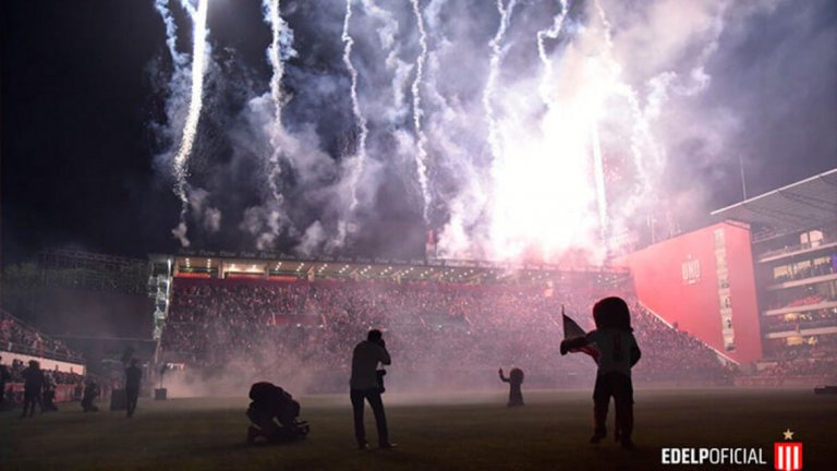Огромен огнен лъв се разходи на стадион в Аржентина