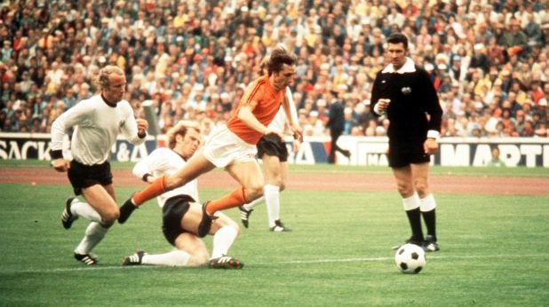 Като футболист Летящият холандец игра финал на Мондиал'74, спечели с Аякс 8 титли и 5 Купи на Холандия, 3 пъти КЕШ, 1 Междуконтинентална купа и 2 Суперкупи на Европа, с Барселона титла и Купа на Испания и с Фейенорд титла и Купа на Холандия, взе 3 пъти "Златната топка"