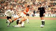 Голямото съперничество между германци и холандци датира от 1974 г., когато "лалетата" начело с великолепния Йохан Кройф бяха победени с 2:1 на финала на Световното първенство от домакините от бившата ФРГ 