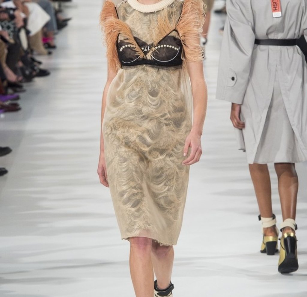 Женската чувствителност е на почит с приказните бюстиета, идващи на мода и показани от Maison Margiela и Alexander McQueen.