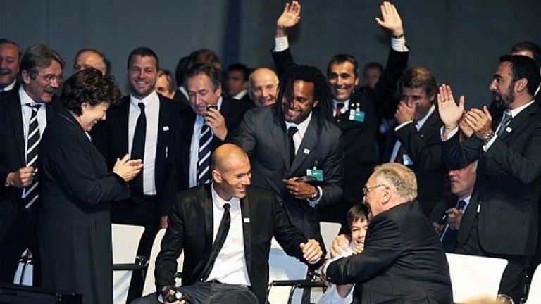 Френската делегация празнува спечелването на домакинството на Евро 2016. На преден план са президентът на федерация Жан-Пиер Ескалет (вдясно) и посланикът на кандидатурата Зинедин Зидан. Зад него е съотборникът му от най-успешния национален отбор на Франция Кристиан Карембьо.