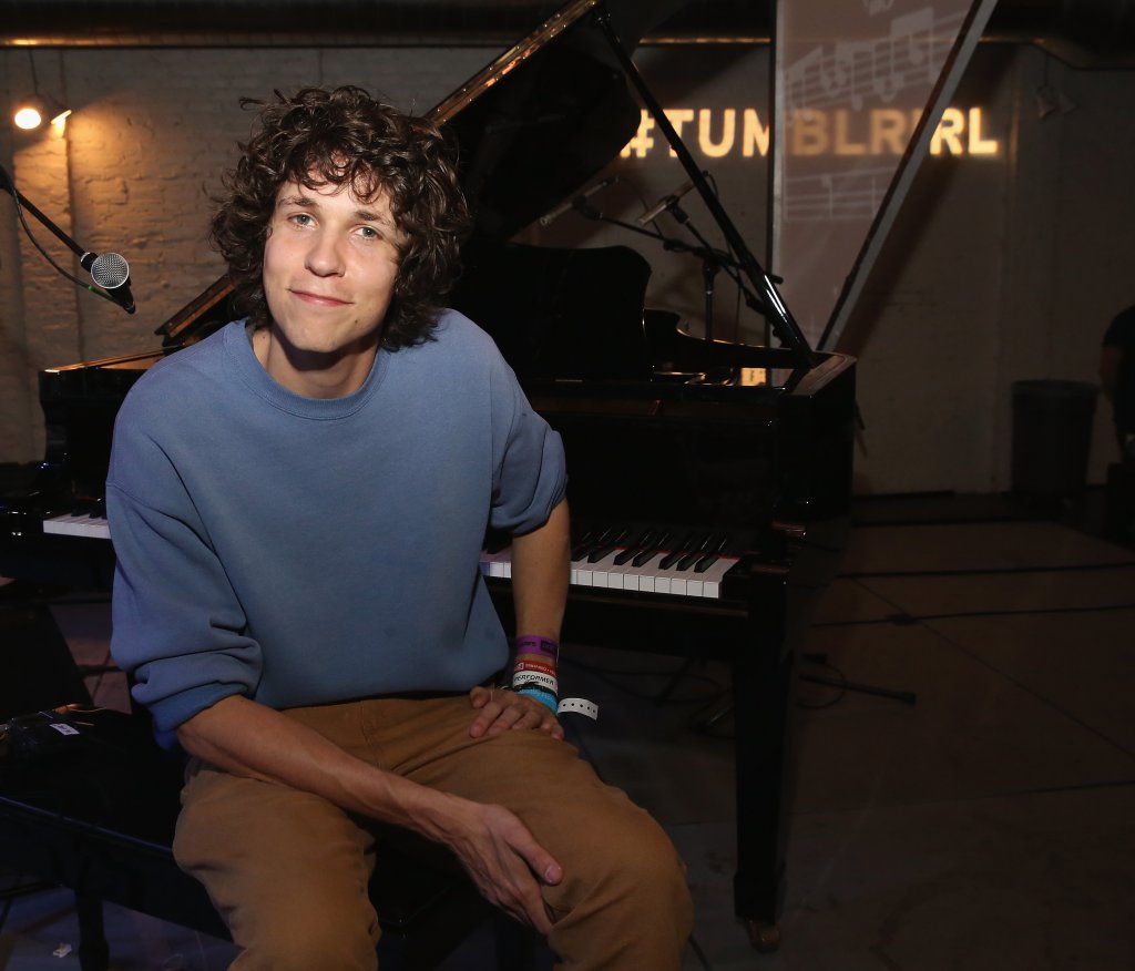 Участва и Tobias Jesso Jr. 