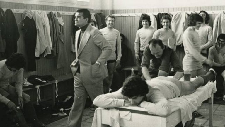 Мигел Муньос (1960-1974 г.) 
В Испания трофеят „Мигел Муньос” се връчва на най-добрия треньор в лигата, което говори много какво значение има този специалист не само за Реал, но и за футбола въобще. Сеньор Муньос печели КЕШ още когато поема състава през 1960 г., което дава началото на забележителна поредица от трофеи – девет титли, от които пет поредни между 1961 и 1965 г., плюс още една европейска купа от 1966 г. При Мигел Муньос в Реал играят предимно испански футболисти след царуването на чужденците от 50-те години.