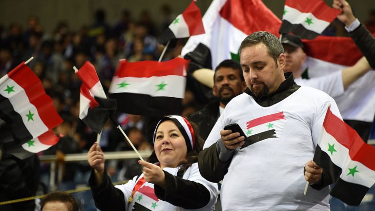 Сирия
Войната в Сирия принуждава националите на страната да играят повечето си домакинства в Сииб, Оман – на 2 884 км от Дамаск. За ключовите двубои с Австралия обаче, сирийците ще трябва да попътуват доста повече. Ако гостуването им не бе достатъчно далечно, то домакинството им е в Малайзия, която се съгласи да приеме двубоя, въпреки международните санкции срещу Сирия. Така тимът от размирната страна ще пропътува 7 660 км, за да посрещне Австралия на стадион “Ханг Джебат” в битката си за Мондиал 2018.