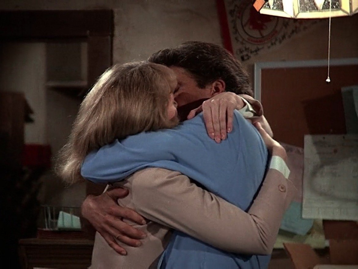 Cheers, 1983
"Бар "Наздраве" е един от най-обичаните ситкоми в историята. Това, с което той променя екрана, е въвеждането на т.нар. cliffhangers ("примамки") и в този тип комедийни сериали. В епизода "Showdown, Part 2", с който завършва първи сезон на сериала, Сам и Даян стигат до логична развръзка - целувка. Преди това обаче зрителите дълго време се чудят дали това ще се случи или няма да се случи. С това се поставя основата и на най-добрия сезон на сериала - втори.