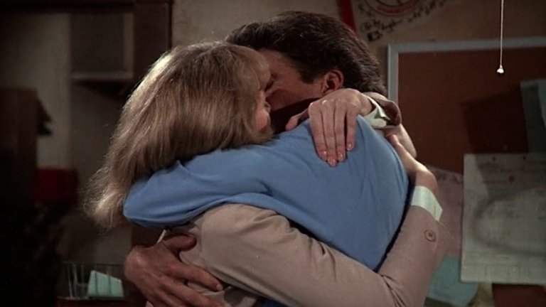 Cheers, 1983
"Бар "Наздраве" е един от най-обичаните ситкоми в историята. Това, с което той променя екрана, е въвеждането на т.нар. cliffhangers ("примамки") и в този тип комедийни сериали. В епизода "Showdown, Part 2", с който завършва първи сезон на сериала, Сам и Даян стигат до логична развръзка - целувка. Преди това обаче зрителите дълго време се чудят дали това ще се случи или няма да се случи. С това се поставя основата и на най-добрия сезон на сериала - втори.