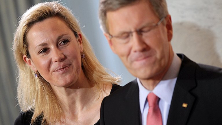Кристиан Вулф се запознава с Бетина през 2007 г. - по онова време тя е пиарка и самотна майка, а Вулф - премиер на Долна Саксония