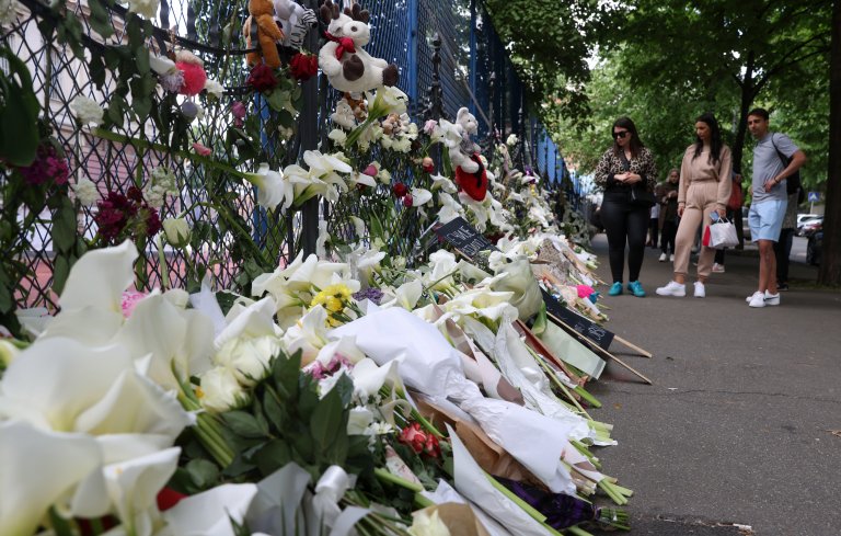 Сърби оставят цветя в памет на убитите в училището "Владислав Рибникар"