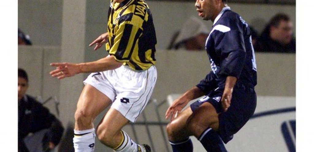 Али Бернарбия, 1999
Кариера: Монако, Бордо, ПСЖ, Манчестър Сити, Ал Райън, Катар СК
Важна част от отбора на Бордо, който стана шампион през 1998/99. Подписа с ПСЖ, където прекара две години, след което пое към Англия. След отказването си е консултант за телевизия Ал Джазира.