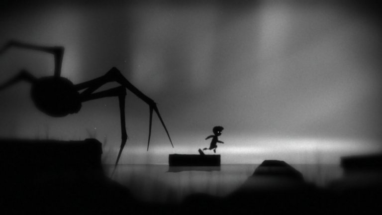Limbo (PC, PS3, PS Vita, Xbox 360, Switch, iOS, Android)
Limbo трябва да се види и почувства. Може с часове наред да се говори за неописуемото, плашещо и дори потискащо очарование на тази игра. Просто си представете, че отново сте на пет или шест и ви предстои да изживеете някой от най-плашещите си и истински кошмари. Не, само не почвайте да си представяте смразяващи кръвта писъци и сцени на насилие. Както някой мъдро беше отбелязал – няма нищо по-плашещо от неизвестността. 
Светът на Limbo сякаш е полу-забулен в загадъчна мъгла, от която опасностите придобиват ясни очертания в последния момент. Пригответе се да бъдете набождани на остри шипове, давени, разкъсвани от вълчи капани и какво ли не още - все занимания, водещи до мигновена, нелицеприятна смърт. Освен това, всичко е потънало в почти оглушителна тишина, в която ще чувате само глухото потропване на собствените си детски крачета. 
Limbo наистина е едно пътуване, което ще искате да изминете наведнъж, а онези малко над четири часа чисто игрово време ще ви се отплатят повече от цял куп саги с десетки и стотици часове геймплей.