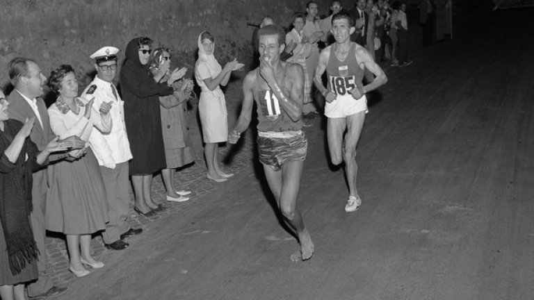 7. Рим 1960: Няма смисъл от обувки
На Олимпиадата етиопецът Абебе Бекила пробягва маратона бос. Въпреки всички обувки, изпратени му от adidas, той бяга бос, тъй като точно по такъв начин се е готвил за Игрите.