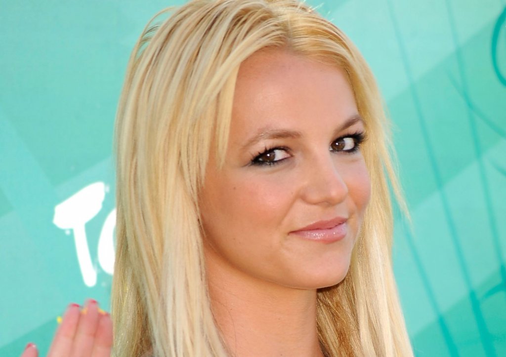 Бритни Спиърс беше обсебваща рецепционистка в "Как се запознах с майка ви"
Да, Бритни. Тя се появява в два епизода от третия сезон на сериала. Влиза в ролята на рецепционистка, която се влюбва в главния герой Тед, след като разбира неговото добро отношение по погрешния начин. В крайна сметка установява, че той всъщност се интересува от шефката ѝ, заради което прекарва вечер с доста по-разкрепостения Барни. Спиърс се появява и няколко епизода по-късно, за да провали другите свалки на Барни, а след помирителен секс двамата дори замислят да се направят на сгодени пред Тед, за да го накарат да ревнува.