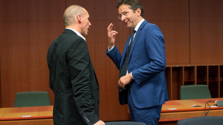 Варуфакис и Дейселблум в неформален разговор преди едно от маратонните заседания на Еврозоната заради кризата в Гърция