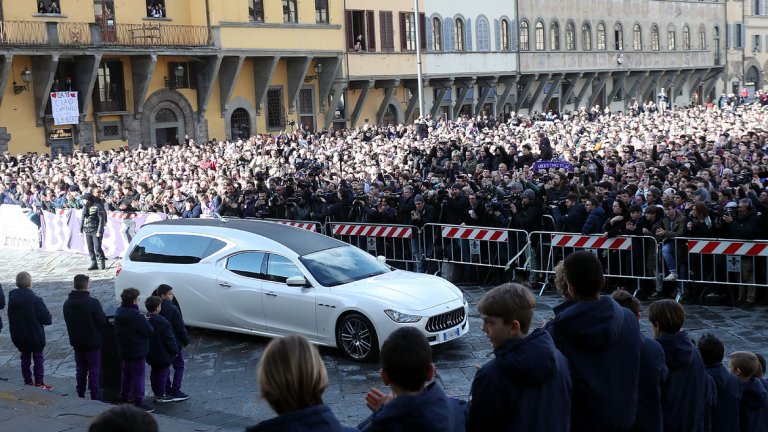Давиде Астори бе изпратен от над 12 000 спортисти, футболисти и фенове в последния си земен път