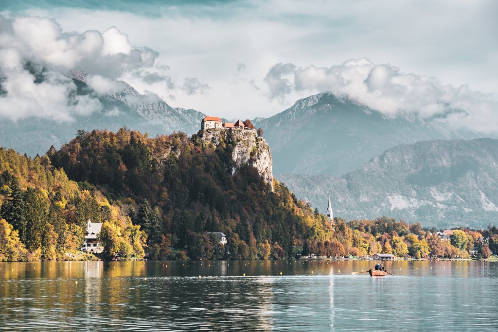 Блед, Словения
Кацналият на върха на скала край брега на прочутото езеро Блед едноименен замък може да съперничи на другия известен дворец в Словения Предяма.
Замъкът Блед датира още от Средновековието – най-старата му част е в романски стил, а по-новите – в бароков. Известен е обаче и с това, че е бил резиденция на Тито по времето, когато Словения е била част от Югославия. 
С него вървят и гледките от самото езеро Блед и Юлските Алпи.