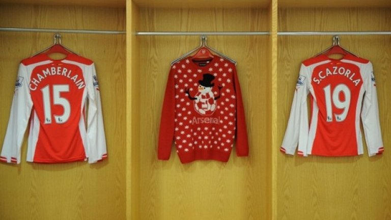 Между екипите на звездите на Арсенал в съблекалнята преди домакинството на Нюкасъл имаше и коледни пуловери.
