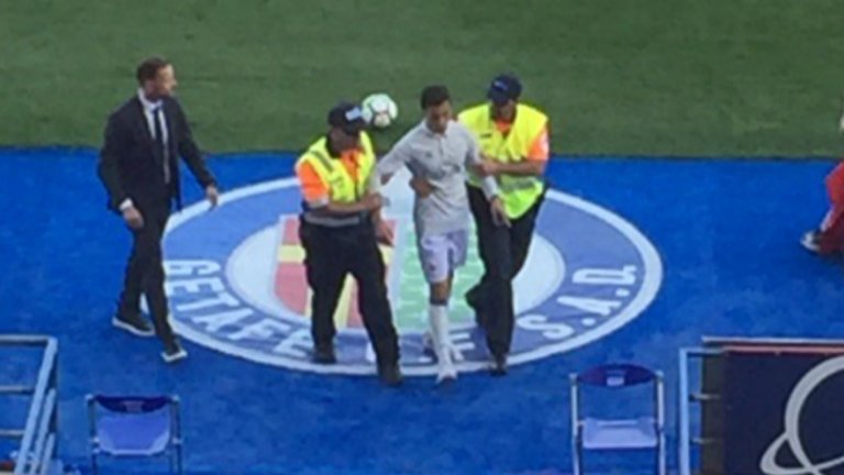 Фалшивият Роналдо прекара кратко време на терена, но успя да се докосне до идола си
