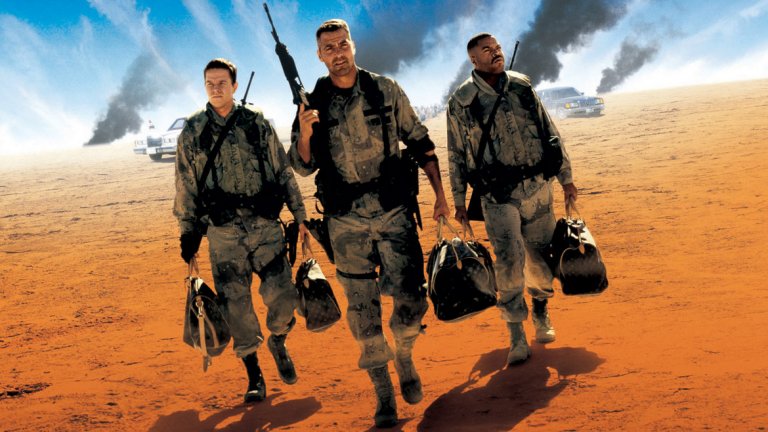 "Трима крале" (Three Kings, 1999)

В началото на "Мумията" Том Круз и Джейк Джонсън са в ролята на американски войници в пустинята на Близкия изток. Те търсят съкровище - точно както и във филма на Дейвид Ръсел "Трима крале" с Джордж Клуни, Айс Кюбе, Спайк Джонз и Марк Уолебрг. Войната в залива, търсене на съкровище... Това е много добър филм, който напомня началото на "Мумията" без елемента "Индиана Джоунс"...