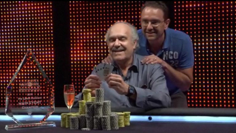 Щастливият Дейвид Гор се приготвя да позира с всички чипове от турнира и с трофея на победител